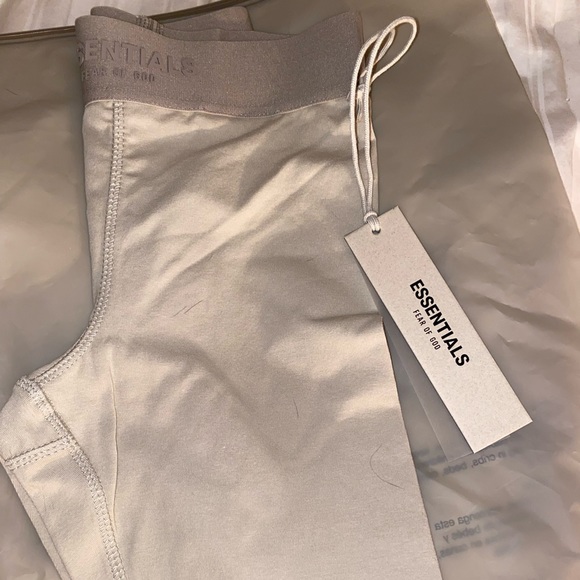 Essentials shorts - Picture 4 of 5